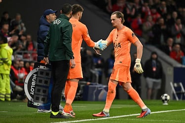 El técnico del Tottenham había sorprendido con la titularidad de Kinsky en el lugar de Vicario. Pero solo duró 17 minutos, ya que tras el fallo en dos goles, le retiró del campo. Se marchó abatido entre muestras de cariño de sus compañeros.