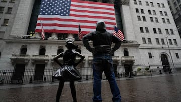 21 April 2020, US, New York: A man stands with the Fearless Girl statue across from the New York Stock Exchange as US stocks continue to trade lower after a historic plunge in oil prices during the Coronavirus (Covid-19) pandemic. Photo: Bryan Smith/ZUMA 