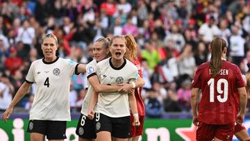 Germany's midfielder #09 Sjoeke Nuesken (C) celebrates after scoring a penalty kick during the UEFA Women's Euro 2025 Group C football match between Germany and Denmark at the at the St Jakob-Park Stadium, in Basel on July 8, 2025. (Photo by SEBASTIEN BOZON / AFP)