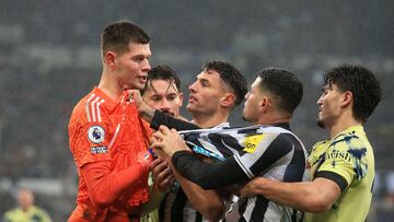 Leeds United's French goalkeeper Illan Meslier (L) clashes with Newcastle United's Brazilian midfielder Bruno Guimaraes (2R) during the English Premier League football match between Newcastle United and Leeds United at St James' Park in Newcastle-upon-Tyne, north east England on December 31, 2022. (Photo by Lindsey Parnaby / AFP) / RESTRICTED TO EDITORIAL USE. No use with unauthorized audio, video, data, fixture lists, club/league logos or 'live' services. Online in-match use limited to 120 images. An additional 40 images may be used in extra time. No video emulation. Social media in-match use limited to 120 images. An additional 40 images may be used in extra time. No use in betting publications, games or single club/league/player publications. /