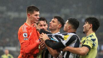 Leeds United's French goalkeeper Illan Meslier (L) clashes with Newcastle United's Brazilian midfielder Bruno Guimaraes (2R) during the English Premier League football match between Newcastle United and Leeds United at St James' Park in Newcastle-upon-Tyne, north east England on December 31, 2022. (Photo by Lindsey Parnaby / AFP) / RESTRICTED TO EDITORIAL USE. No use with unauthorized audio, video, data, fixture lists, club/league logos or 'live' services. Online in-match use limited to 120 images. An additional 40 images may be used in extra time. No video emulation. Social media in-match use limited to 120 images. An additional 40 images may be used in extra time. No use in betting publications, games or single club/league/player publications. / 