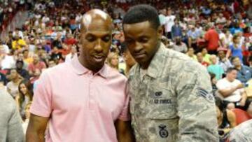 ‘SELFIE’. Billups posa con un miembro de las Fuerzas Aéreas.