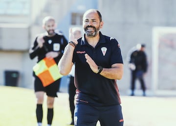 Ilustre del fútbol español tanto dentro (329 partidos a lo largo de su carrera) como fuera del campo (la polémica le ha acompañado siempre por diferentes motivos), Salva Ballesta (46 años) ya ha sido entrenador del Real Jaén, el Móstoles o el Algeciras, y ahora dirige al UCAM Murcia desde el mes de noviembre. Encuadrado en el grupo II de la Primera RFEF, los murcianos están actualmente en puestos de descenso y algo alejados de la permanencia. Hace poco le preguntaron si temía por su puesto y respondió seguro: “No temo ni por mi vida, soy el tío con más coj*** de la tierra”. 