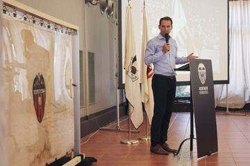 La Asociación de Futbolistas del Valencia se ha reunido este mediodía para celebrar una comida que guardaba un especial secreto. Fernando Giner, presidente de la Asociación, desveló que se había recuperado la bandera original del club confeccionada en el año 1924 y que estaba desaparecida. En la foto, Giner durante la presentación. 

