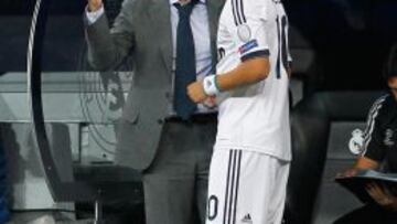 Ózil dialoga con Mourinho durante un partido del Real Madrid.