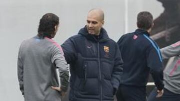 <b>MENTALIZACIÓN. </b>Guardiola charla con Milito mientras Piqué, que regresa al equipo, realiza unos ejercicios durante un entrenamiento.