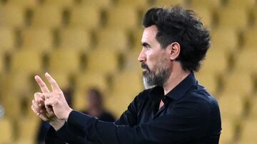 Estudiantes de La Plata's coach Eduardo Dominguez gives instructions during the Copa Sudamericana round of 32 knockout play-offs first leg football match between Ecuador's Barcelona and Argentina's Estudiantes de La Plata at the Monumental Stadium in Guayaquil, Ecuador, on July 11, 2023. (Photo by MARCOS PIN / AFP)