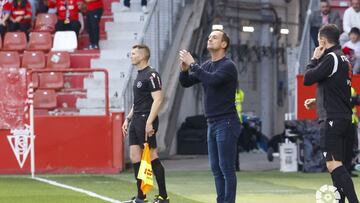 Etxeberria, entrenador del Mirandés, en El Molinón.