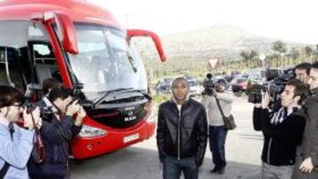 CONOCIÓ A LOS COMPAÑEROS. En su primera jornada en Madrid Elías visitó al cuerpo técnico y sus compañeros.