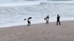 La policía echa del agua a quienes surfeaban en A Coruña con alerta amarilla