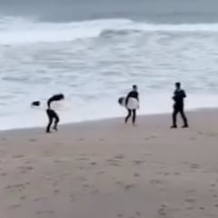 La policía echa del agua a quienes surfeaban en A Coruña con alerta amarilla