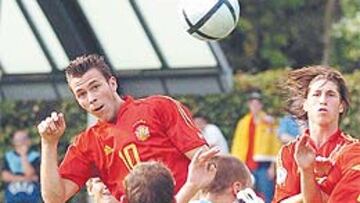 <b>EL PRIMERO. </b>Este cabezazo de Víctor puso a España por delante en el marcador.