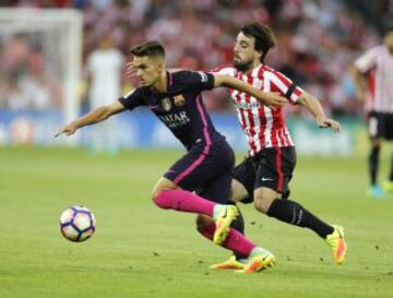 El centrocampista del Athletic Club de Bilbao Beñat Etxebarria disputa un balón con el centrocampista del FC Barcelona Denis Suárez