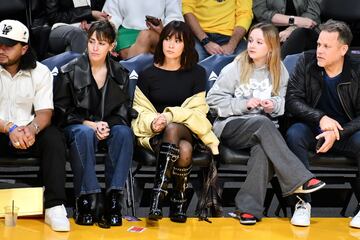 La cantante española nacida en San Clemente de Llobregat, Aitana Ocaña, disfrutando del duelo entre los Angeles Lakers y los Chicago Bulls.