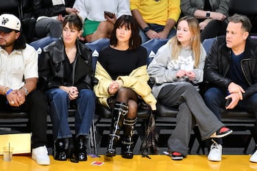 La cantante española nacida en San Clemente de Llobregat, Aitana Ocaña, disfrutando del duelo entre los Angeles Lakers y los Chicago Bulls.