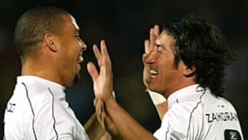 <b>JUNTOS</B>. Ronaldo estuvo en el partido homenaje de despedida a Zamorano y marcó.