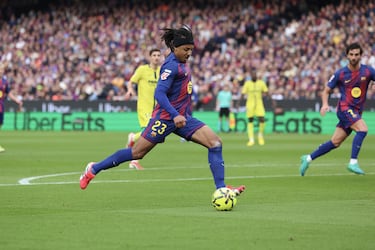 No tenía una papeleta fácil Koundé, en su enfrentamiento contra el Villarreal. El lateral francés, sin embargo, estuvo a un gran nivel. Se adjudicó la asistencia del tercer tanto, de Lewandowski; y, además, marcó otro gol, aunque fue anulado por fuera de juego.