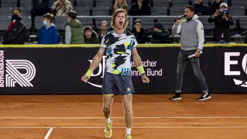 Rublev celebra su victoria en Hamburgo.