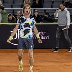Rublev impone su pegada ante Tsitsipas y alza el título