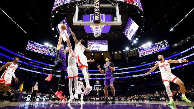 Luka Doncic lanza a canasta durante un Lakers-Rockets en el Cryto.com Arena de Los Ángeles.