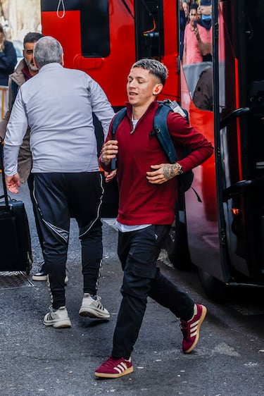 El jugador argentino del Benfica Gianluca Prestianni llegando al hotel en Madrid. 