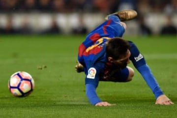 Barcelona's Argentinian forward Lionel Messi falls down during the Spanish league football match FC Barcelona vs Real Sociedad at the Camp Nou stadium in Barcelona on April 15, 2017. / AFP PHOTO / LLUIS GENE