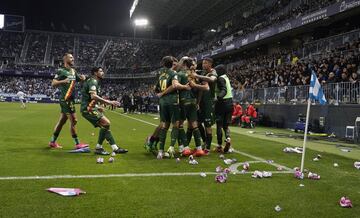 Los jugadores del Castell¨®n festejan el gol de Manu S¨¢nchez,