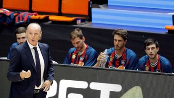 GRAFCVA6012. VALENCIA, 17/06/2020.-- El técnico montenegrino del Kirolbet Baskonia, Dusko Ivanovic, da indicaciones a sus jugadores durante el tercer partido de la primera jornada de la fase final de la Liga ACB que disputan ante el Retabet Bilbao Basket en el pabellón de la Fuente de San Luis de Valéncia. EFE/Manuel Bruque