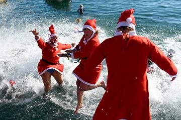 Varios nadadores disfrazados con motivos Navideños participan de la 113ª Edición de la Copa Nadal, una de las pruebas de natación mas antiguas de Europa ya que se celebra desde 1907.