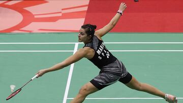 La jugadora onubense Carolina Marín devuelve el volante durante su partido ante Akane Yamaguchi en el Open de India de Bádminton.