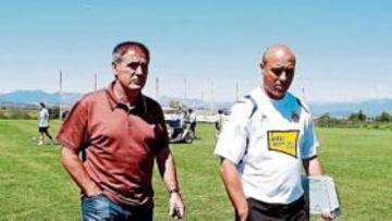 <b>NOVEDADES. </b>Paco Herrera camina junto a Tintín Márquez, ayer.