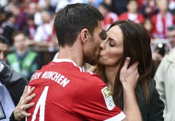 Xabi Alonso besa a su mujer Nagore Aramburu.