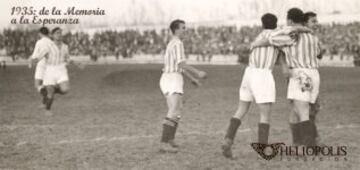 10ª Jornada.-Nervión, domingo 03-febrero-1935: Sevilla FC-0 vs. BETIS BALOMPIÉ-3 (2-LECUE; ADOLFO). FOTO: ADOLFO abrazado por sus compañeros tras lograr apuntarse el tercer gol y último que subió al marcador del campo.