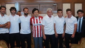 Yasushi Hashimoto, alcalde de Tosu, con la camiseta del Atlético.