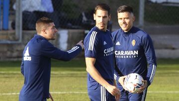 Zanimacchia conversa con &Aacute;lex Alegr&iacute;a y Narv&aacute;ez durante el entrenamiento de ayer.