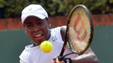 La estadounidense Venus Williams devuelve una bola a la argentina María Irigoyen en partido de la Copa Federación.