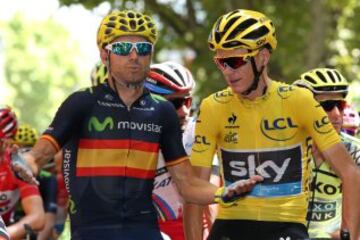 Alejandro Valverde charla con Chris Froome antes de la etapa de hoy.