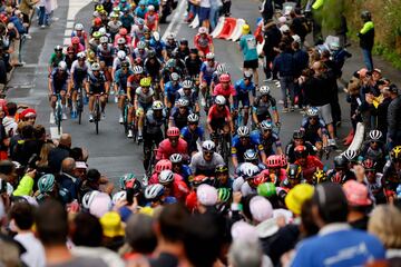 El pelotón arropado por muchos seguidores. 