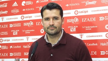 Lolo Escobar, entrenador del Mirandés, en rueda de prensa.