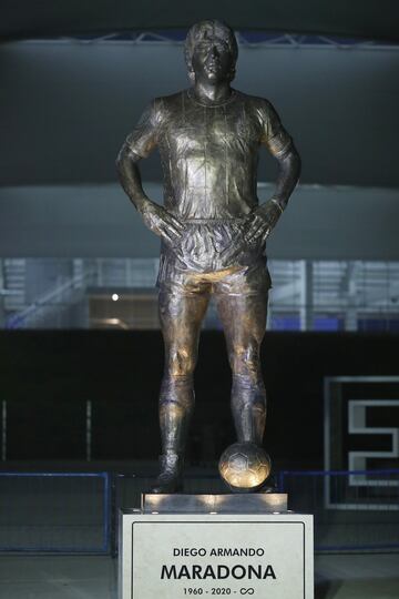 La estatua mide cinco metros de altura siendo la más alta dedicada al astro argentino. Está ubicada el acceso este del Estadio Único de Santiago del Estero y realizada por Carlos Benavidez. El 'Pelusa' se encuentra con las manos en la cintura y la mirada y el pecho al frente. 