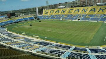 El césped del Gran Canaria comienza su puesta a punto de cara a la próxima temporada