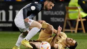 CEUTA 19/01/2023.- El defensa del FC Barcelona Eric García (d) pelea una posesión con el delantero del AD Ceuta Rodri Ríos durante el partido de Octavos de final de copa del Rey que se disputa este jueves en el estadio Alfonso Murube de la ciudad autónoma de Ceuta y que enfrenta al AD Ceuta y al FC Barcelona. EFE/José Manuel Vidal
