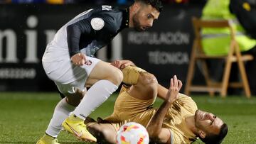 CEUTA 19/01/2023.- El defensa del FC Barcelona Eric Garc¨ªa (d) pelea una posesi¨®n con el delantero del AD Ceuta Rodri R¨ªos durante el partido de Octavos de final de copa del Rey que se disputa este jueves en el estadio Alfonso Murube de la ciudad aut¨®noma de Ceuta y que enfrenta al AD Ceuta y al FC Barcelona. EFE/Jos¨¦ Manuel Vidal