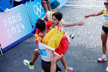 María Pérez y Álvaro Martín celebran su oro en la maratón de relevos mixto.