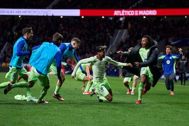 Lamine Yamal del FC Barcelona celebra el tercer gol de su equipo durante el partido de la jornada 28 entre el Atlético de Madrid y el FC Barcelona en el Riyadh Air Metropolitano, el 16 de marzo de 2025 en Madrid. El partido acabó 2-4 para los catalanes. 