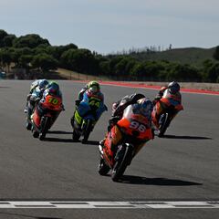 La vida sigue igual en Moto3: victoria española con Holgado