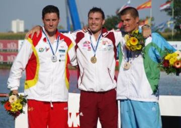 David Cal en el podio como subcampeón del mundo de 2011 en los Mundiales de Szeged, Hungría. Medalla de plata en la final de C1-1000 m. 
 