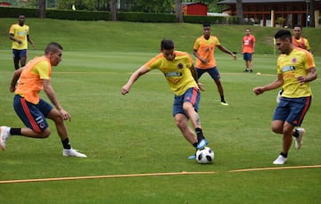 La Selección Colombia sigue su preparación en Milan pensando ya en Egipto, rival al que enfrentará este viernes en Bérgamo, Italia, en partido amistoso previo a Rusia. Con un grupo de 24 jugadores, los dirigidos por Pékerman hicieron trabajo con balón.