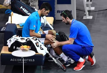 Djokovic necesitó asistencia por molestias en la rodilla.