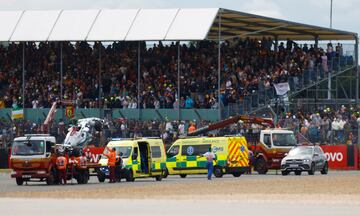 Las ambulancias y los operarios trabajan a destajo después de increíble accidente de la salida en Silverstone.